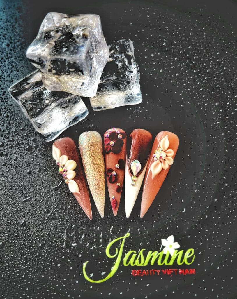 Mẫu móng kỹ thuật đắp hoa nổi 3D trên form stiletto – bài thực hành học viên Khóa học Nails định cư Mỹ tại Jasmine