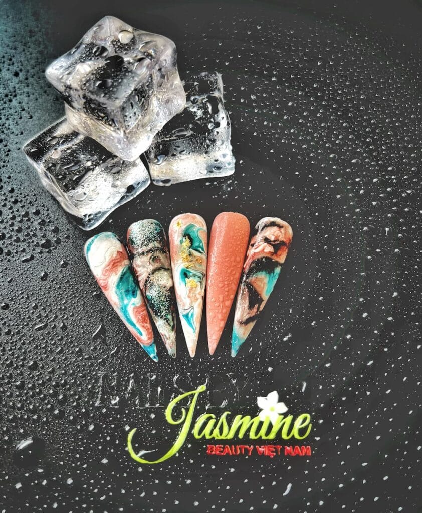 Mẫu móng kỹ thuật loang gel trừu tượng – thực hành học viên Khóa học Nails định cư Mỹ tại Jasmine