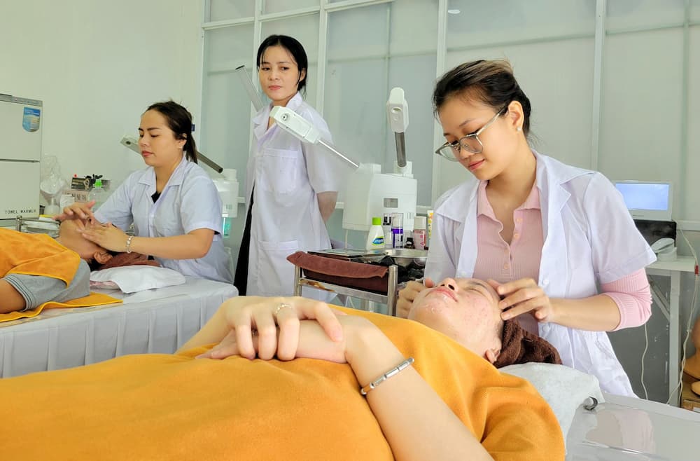 Học viên thực hành massage mặttrong khóa học Facial định cư Mỹ tại Jasmine