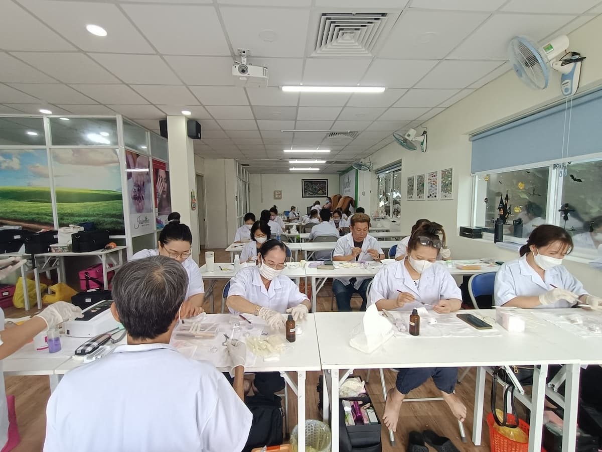 Lớp học nghề nail quốc tế tại Jasmine