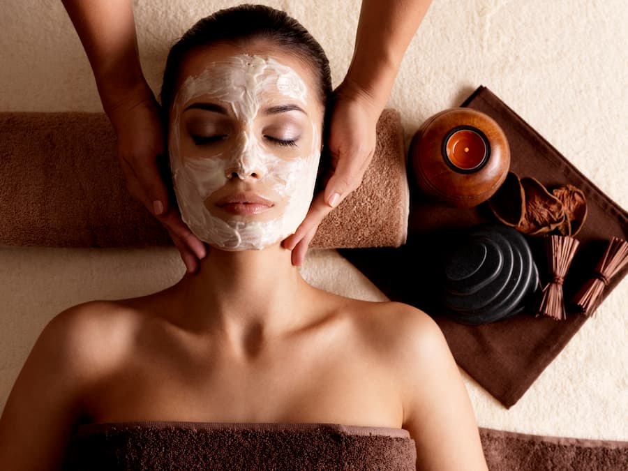 Liệu trình massage mặt kết hợp đắp mặt nạ dưỡng da chuyên sâu – kỹ thuật spa chuyên nghiệp trong chương trình đào tạo chăm sóc da tại Jasmine.