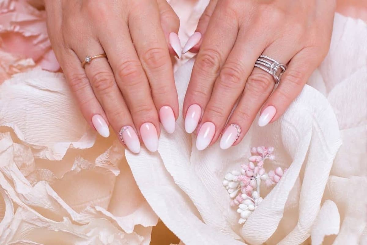 Mẫu nail ombre kết hợp đính đá tinh tế – kỹ thuật nâng cao trong khóa học nail chuyên nghiệp tại Jasmine Beauty School.