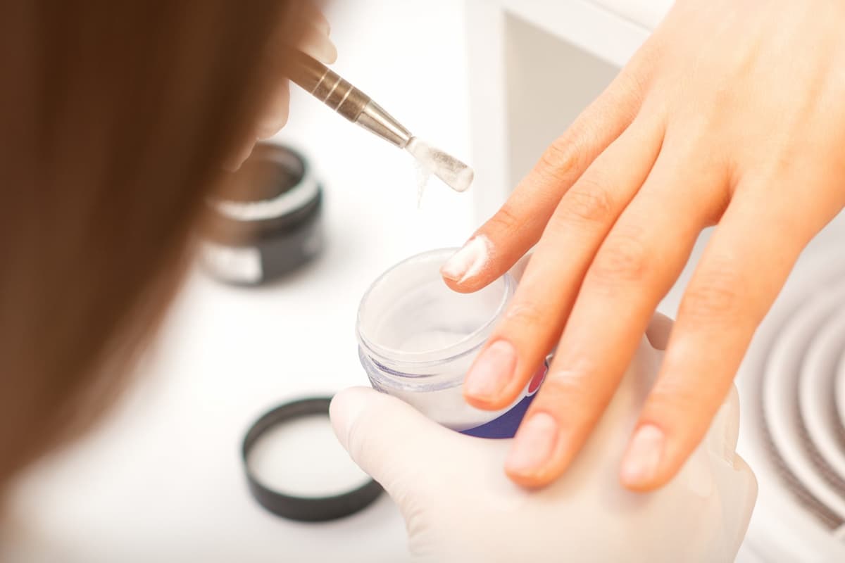 Học viên thực hành kỹ thuật bột nhúng trong khóa học nail đắp bột tại Jasmine Beauty School.