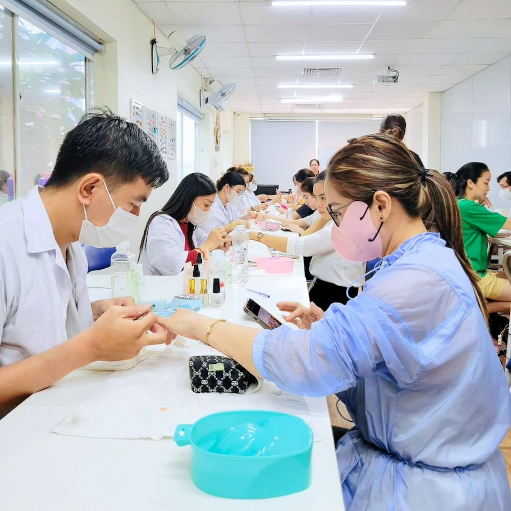 Chị Hường thi tốt nghiệp kỹ thuật tay chân nước tại Jasmine, kết thúc hành trình học Nail để định cư Mỹ