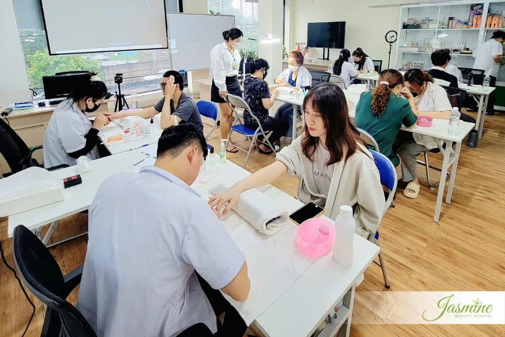 Chọn trung tâm học nghề Nail quốc tế uy tín ngay từ Việt Nam giúp bạn dễ dàng đổi ngang giờ học, thi bằng Nails hành nghề tại Mỹ và bắt đầu hành trình làm Nail ở Mỹ thuận lợi.