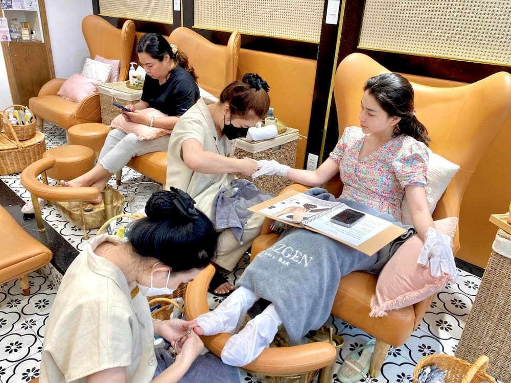 Học viên thực hành nghề nail tại Việt Nam – Cơ hội việc làm sau khi học nghề Nail, thu nhập ổn định, dễ dàng định cư
