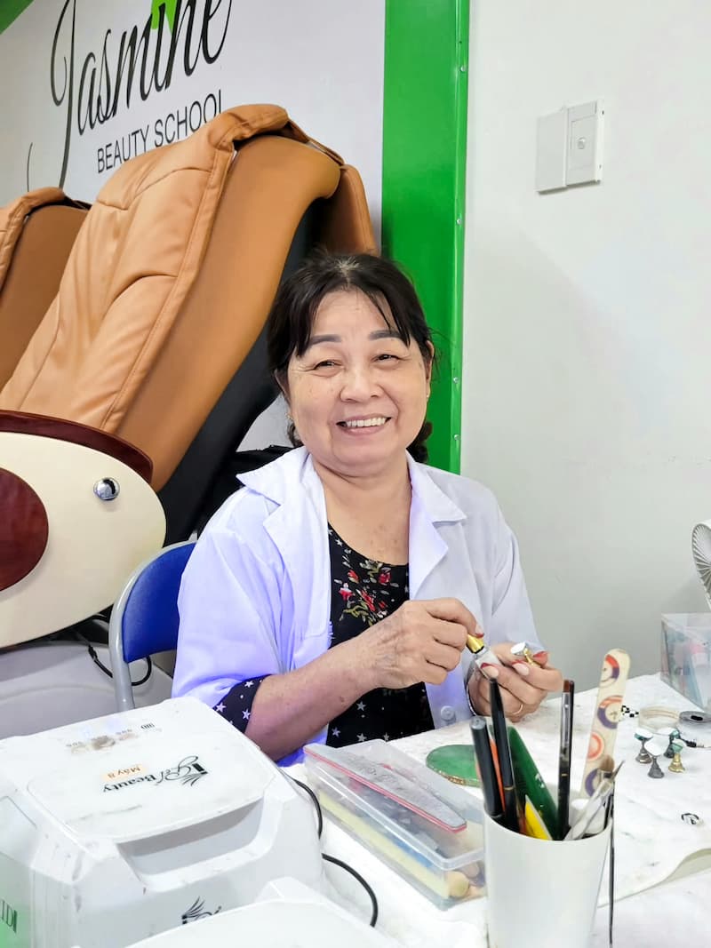 Học viên Nguyễn Thị Hoa – U70 – rạng rỡ trong lớp học chuẩn bị thi lấy bằng Nails tại Mỹ