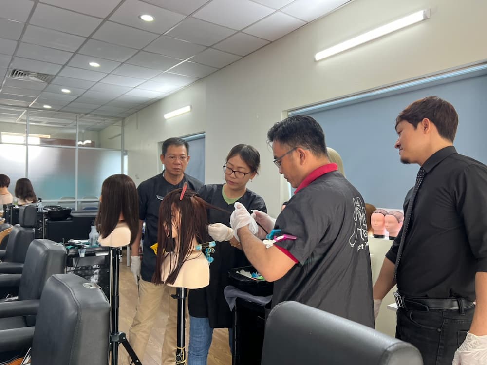 Học viên thực hành nhuộm tóc tại lớp đào tạo tóc quốc tế Jasmine Beauty School Việt Nam