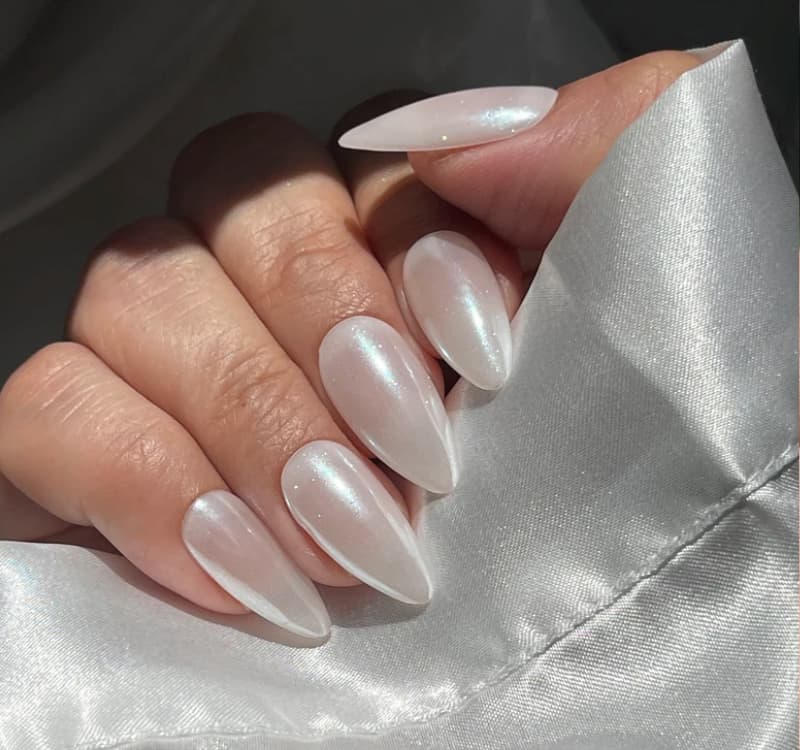 Mẫu đắp bột ánh kim tráng gương – Nail trắng nhẹ nhàng sang trọng, phù hợp cho cô dâu hoặc tiệc cưới