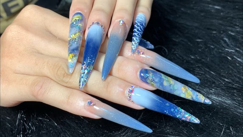 Mẫu đắp bột form nhọn phá cách – Thiết kế nghệ thuật độc đáo với hiệu ứng ombre và đá trang trí
