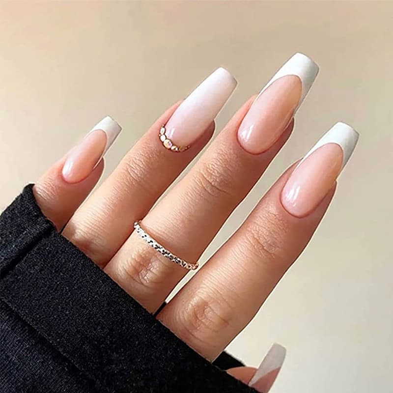 Mẫu đắp bột móng tay kiểu French hiện đại – Thiết kế trắng nhẹ tinh tế, phối đá viền sang trọng
