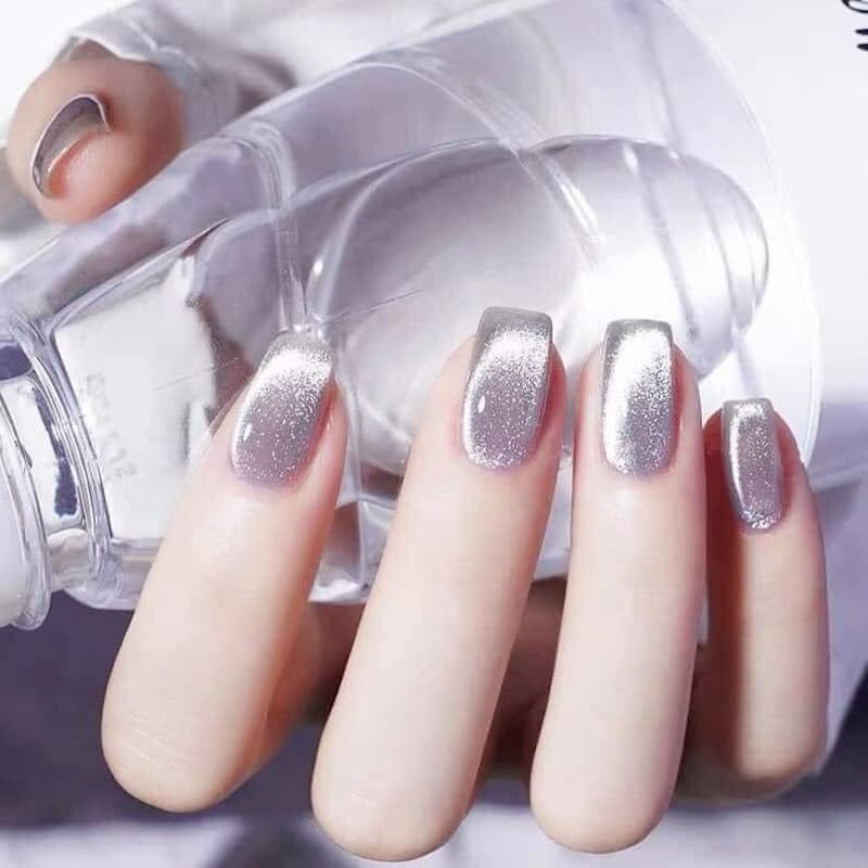 Mẫu móng tay ánh kim lấp lánh – hiệu ứng hologram nhẹ nhàng, phù hợp với phong cách nữ tính