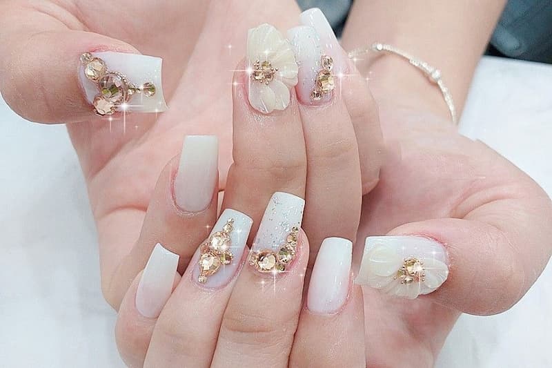 Mẫu đắp bột móng tay đính đá và hoa 3D sang trọng