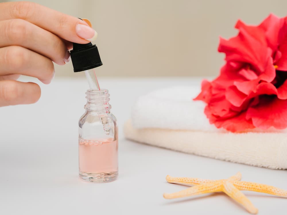 Dầu dưỡng móng tay giúp dưỡng ẩm sâu, làm mềm da quanh móng – khám phá lợi ích của dầu dưỡng móng tay và cách dùng hiệu quả mỗi ngày.