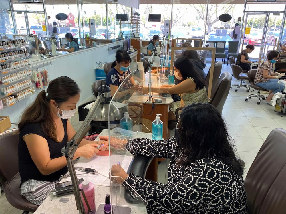 Tiệm nail tại California – Môi trường làm việc thực tế yêu cầu đủ điều kiện hành nghề thẩm mỹ tại Mỹ