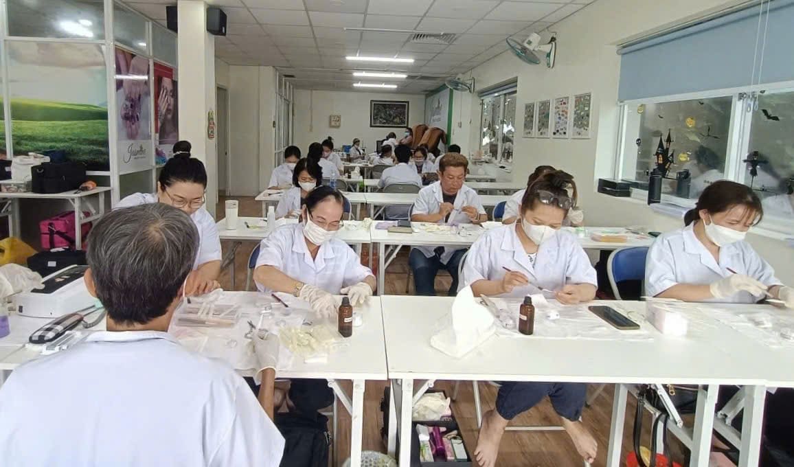 Học viên trẻ đang thực hành kỹ thuật bột tại lớp nâng cao của Jasmine – hành trình học Nail để định cư Mỹ và giải đáp liệu học Nail để định cư Mỹ có dễ không