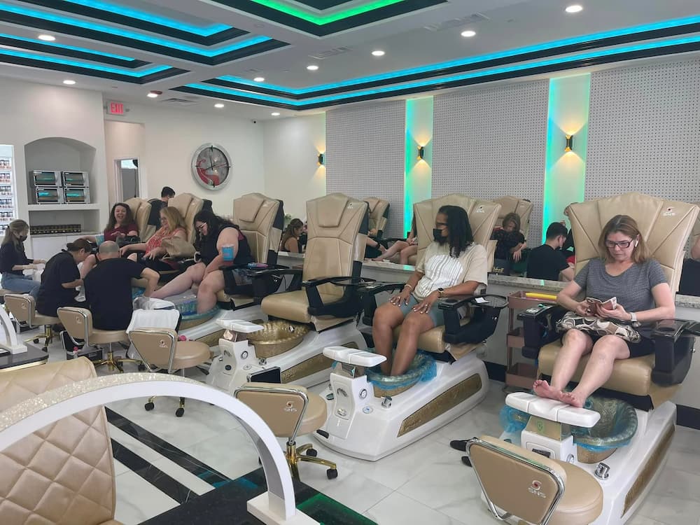 Học nail để định cư Mỹ – Môi trường salon thực tế tại Mỹ với thiết bị hiện đại, khách đông và ghế spa chuyên dụng.