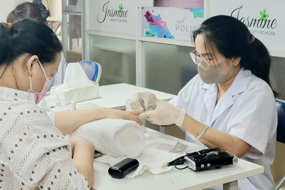 Học nghề Nail quốc tế là điều kiện tiên quyết để làm Nail ở Mỹ, giúp bạn hoàn thành giờ học, vững kỹ năng thực hành và đủ tiêu chuẩn thi bằng Nails hành nghề tại Mỹ.