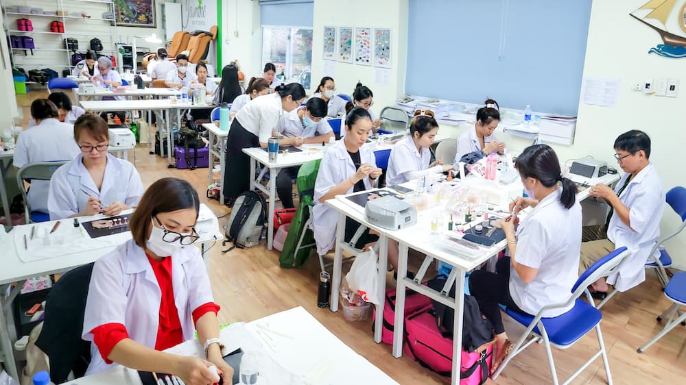 Bài viết giới thiệu về việc học nghề Nail định cư để thi bằng và hành nghề hợp pháp ở Mỹ