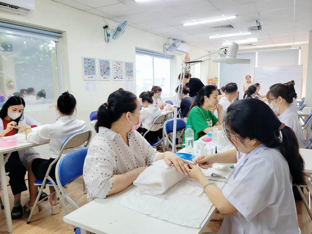 Lớp học nghề Nail tại Việt Nam – Thực hành liên tục, tạo nền tảng vững chắc để làm việc và định cư nước ngoài