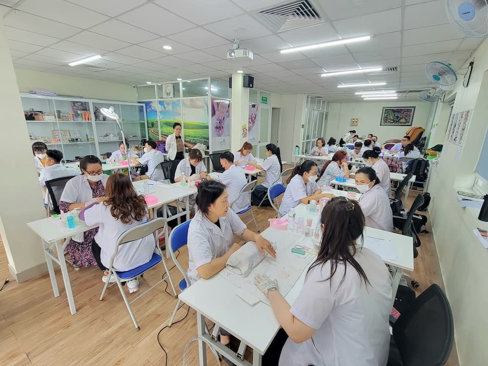 Học nghề Nail tại Jasmine – Học viên thực hành kỹ thuật qua lại để rèn tay nghề vững trước khi làm trên mẫu thật