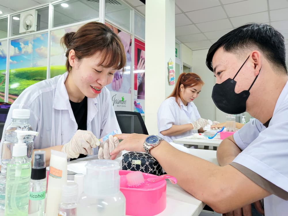 Một ngày học tại Jasmine - Học viên thực hành kỹ thuật làm nail trên bạn học trong giờ học thực tế tại lớp.