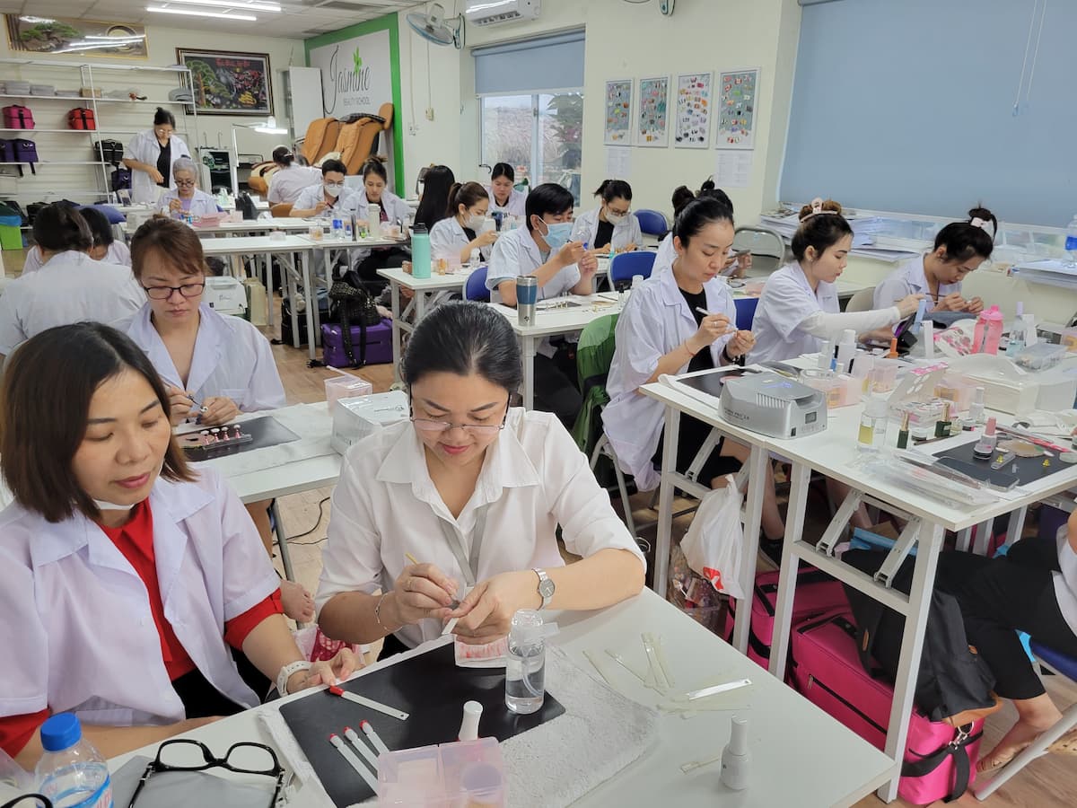 Học viên tại Jasmine đang thực hành nghề Nail chuẩn Mỹ – bước chuẩn bị quan trọng cho hành trình học Nail định cư Mỹ và làm việc tại các tiệm Nail ở Mỹ