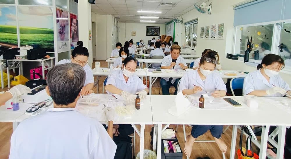 Học viên học nghề Nail định cư quốc tế tại Jasmine Beauty School