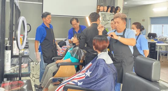 Học viên thực hành cắt tóc trên mẫu thật tại lớp học nghề tóc định cư quốc tế Jasmine