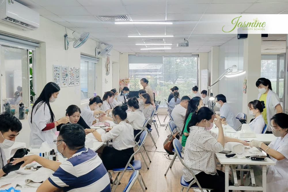 Học viên Jasmine thực hành tay nghề theo quy định học và thi Nail tại Mỹ, rèn luyện kỹ năng vững chắc để thi license nhanh và hành nghề hợp pháp.