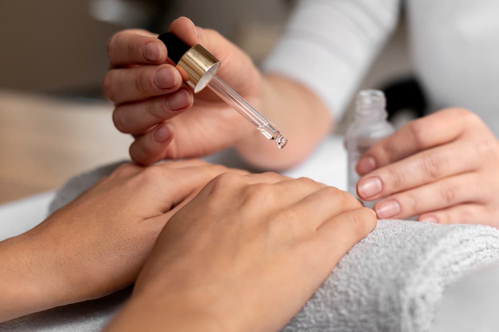 Cách dùng dầu dưỡng móng tay mỗi ngày – dưỡng ẩm, làm mềm da và giúp móng chắc khỏe.