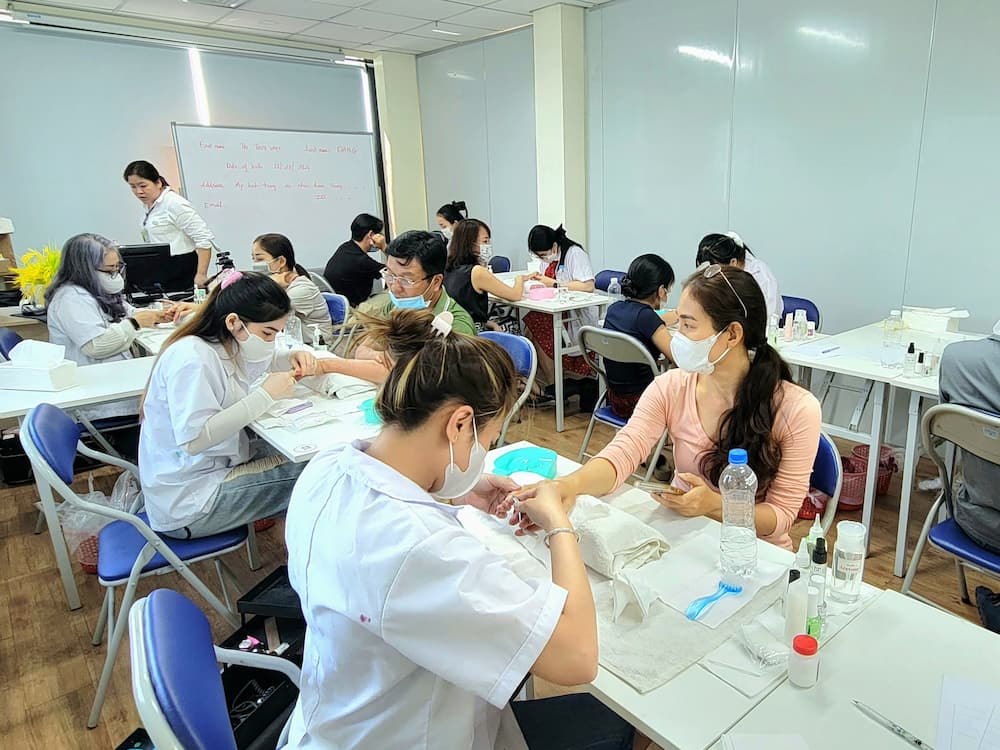 Học viên Jasmine thực hành mẫu nail đón lễ – cập nhật mẫu hot mỗi tuần
