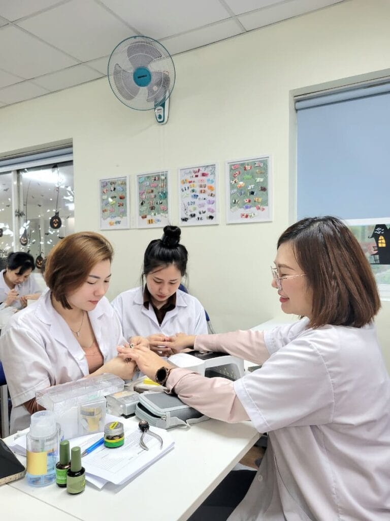 Jasmine định hướng nghề nghiệp – Học viên thực hành kỹ thuật Nail trên người thật