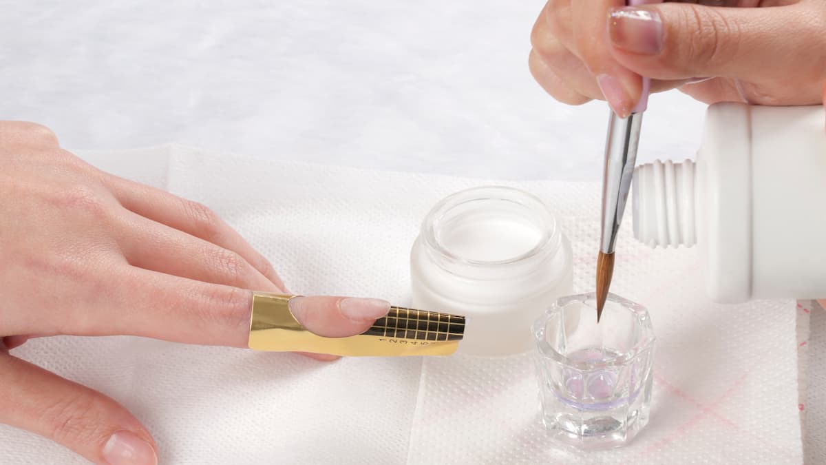 Thao tác đắp bột móng tay – Chuẩn bị dụng cụ và hỗn hợp đúng kỹ thuật