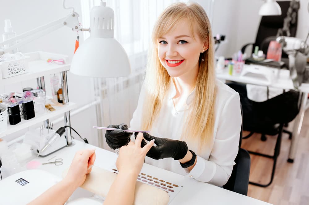 Hình ảnh người thợ làm nghề Nail tại Mỹ