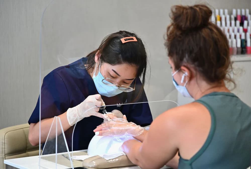 Đừng chọn làm nghề nail bất hợp pháp tại Mỹ – Học nghề nail đúng cách để định cư Mỹ an toàn và bền vững