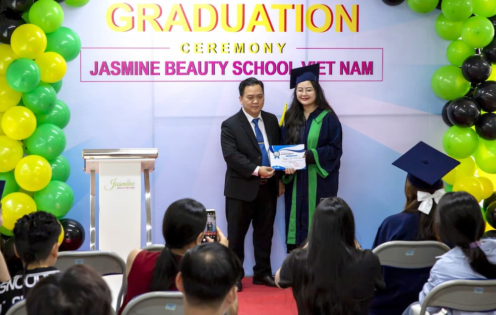 Lễ tốt nghiệp khóa học nail quốc tế tại Jasmine Beauty School Viet Nam - Học viên nhận chứng chỉ hành nghề nails