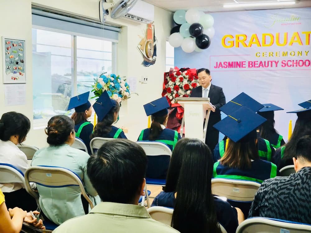 Buổi lễ tốt nghiệp lớp Nails Đổi Giờ Mỹ K12 tại Jasmine Beauty School với sự tham gia của học viên và giảng viên