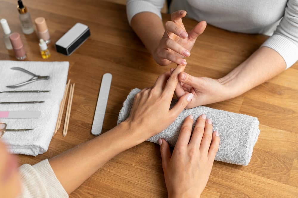 Lợi ích của dầu dưỡng móng tay khi chăm sóc chuyên nghiệp – giúp móng mềm, chắc và dễ thao tác trong salon
