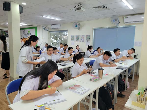 Học viên học lý thuyết nghề Nail theo giáo trình chuẩn State Board Mỹ tại Jasmine