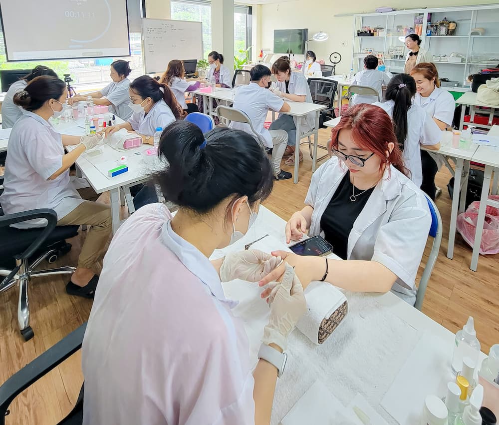 Học viên thực hành Nail tại lớp học chuyên nghiệp của Jasmine – Mô hình đào tạo chuẩn quốc tế