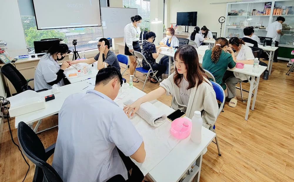 Lớp học nail thực hành tại trường dạy nails cấp bằng quốc tế Jasmine – mô hình đào tạo sát thực tế, chuẩn quốc tế.