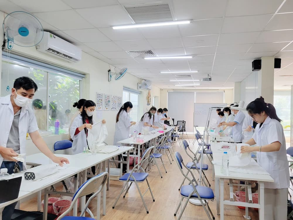 Lớp học nghề Nail tại Jasmine – Học viên chuẩn bị đồ nghề và sắp xếp dụng cụ trước giờ thực hành