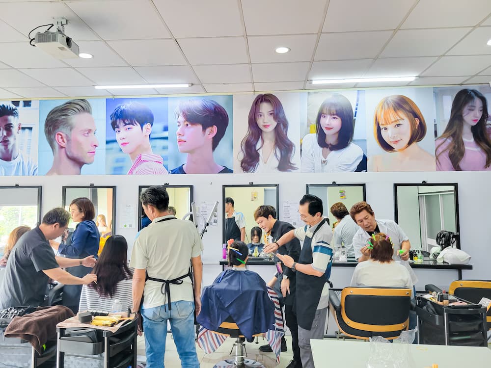 Học viên thực hành kỹ thuật cắt – uốn – tạo kiểu tại lớp học Tóc Jasmine Beauty School Việt Nam
