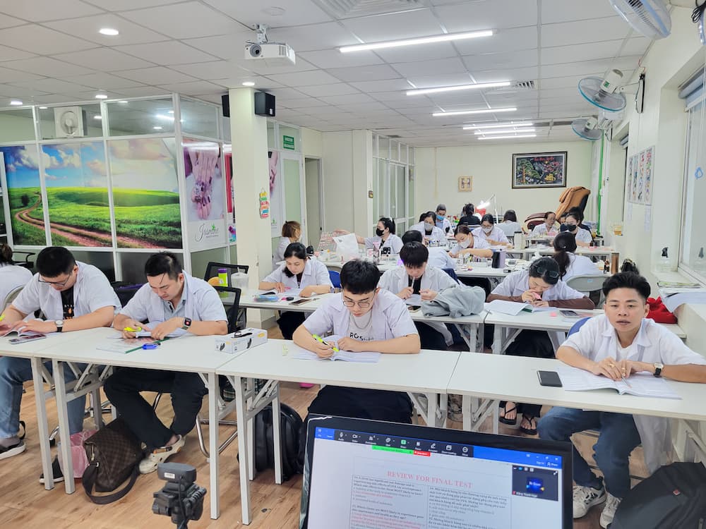 Học viên Jasmine học lý thuyết nghề nail để đáp ứng điều kiện chuyển bằng quốc tế