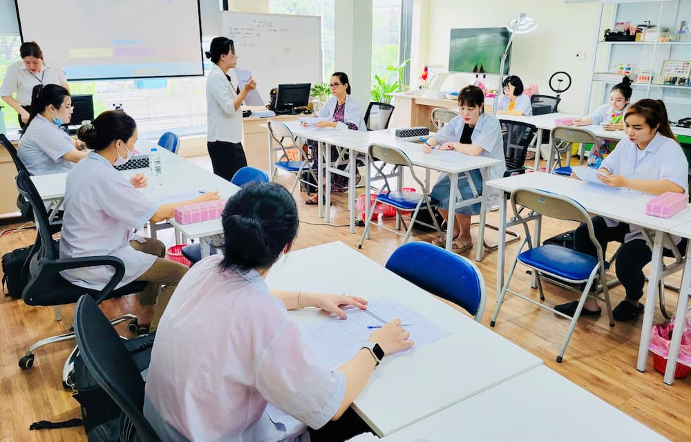 Lớp học lý thuyết nghề Nail định cư quốc tế tại Jasmine Beauty School