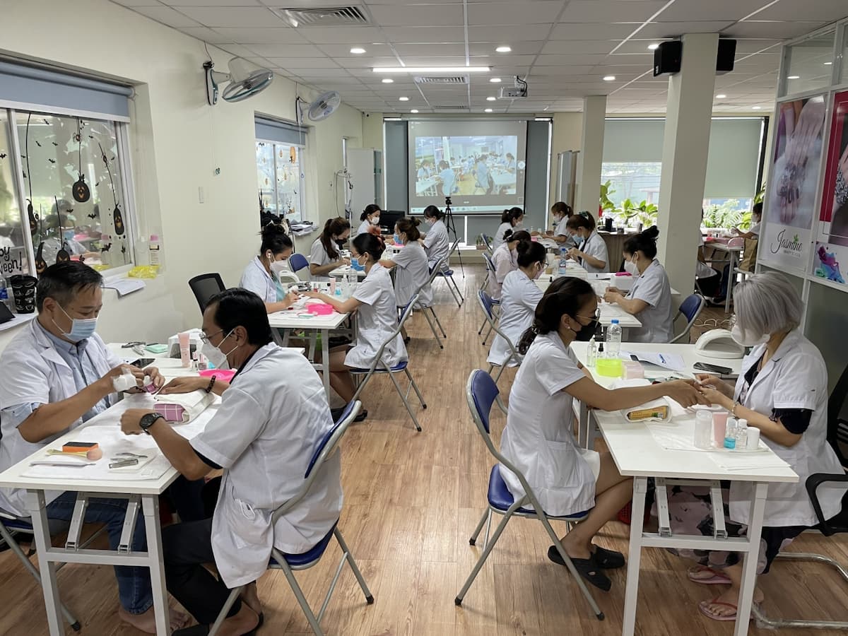 Học viên Jasmine thi tốt nghiệp khóa học Nails tại TP. HCM