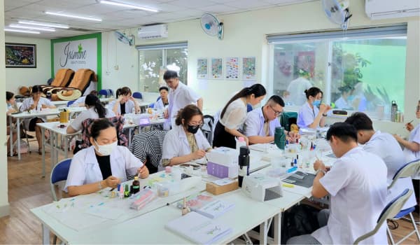 Lớp học thực hành Nail tại Jasmine Beauty School – Chuẩn bị kỹ năng nghề Nail đi Mỹ