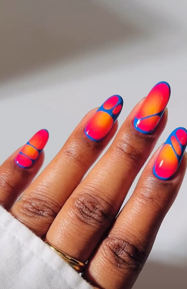 Mẫu nail phối màu Split Complementary với cam chủ đạo kết hợp xanh lam và hồng nổi bật