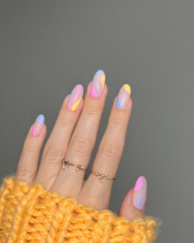 Mẫu nail phối màu triadic với tông xanh – hồng – vàng pastel, tạo hình nghệ thuật cuốn hút